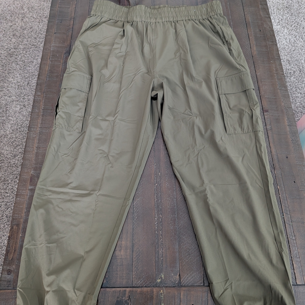 Serra Women's Cargo Pants in Olive